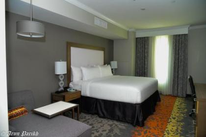 Holiday Inn Houston NE-Bush Airport Area - image 4