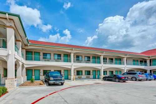 Americas Best Value Inn & Suites IAH Airport North - image 5