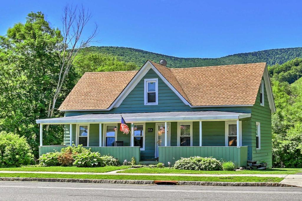 Hunter Home with Fire Pit and Yard On Main Street! - main image