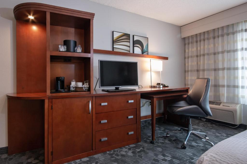 Courtyard by Marriott Charlotte Lake Norman - image 3