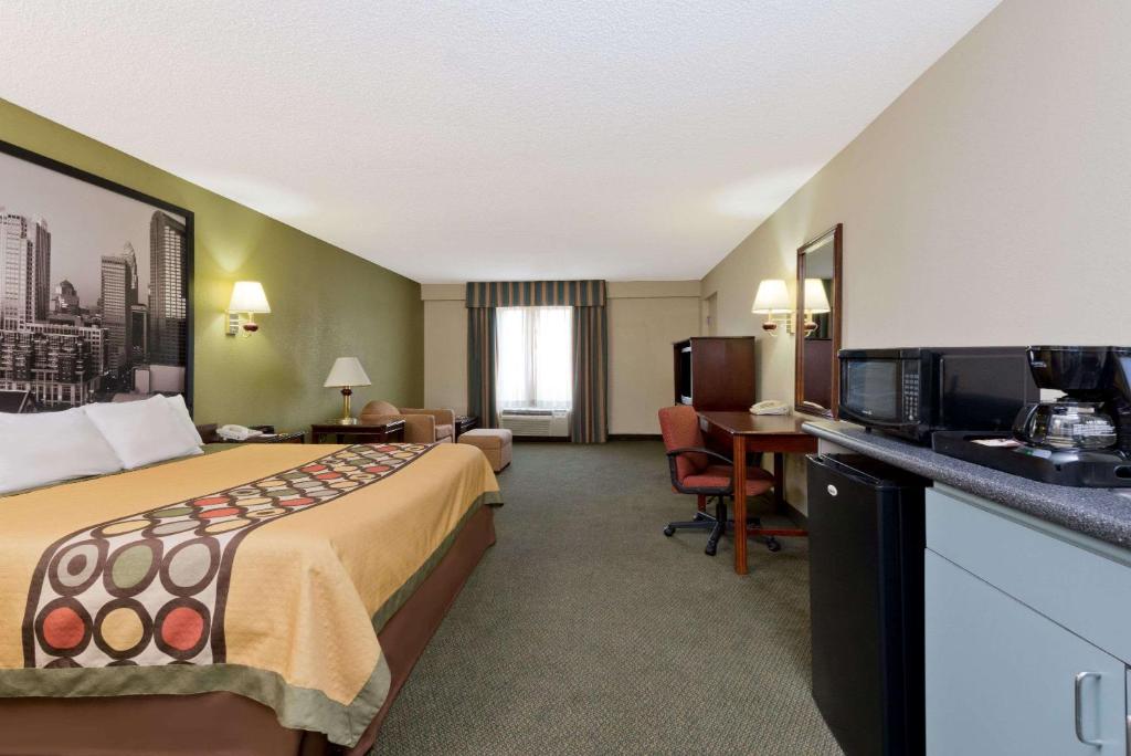 Super 8 by Wyndham Huntersville/Charlotte Area - image 2