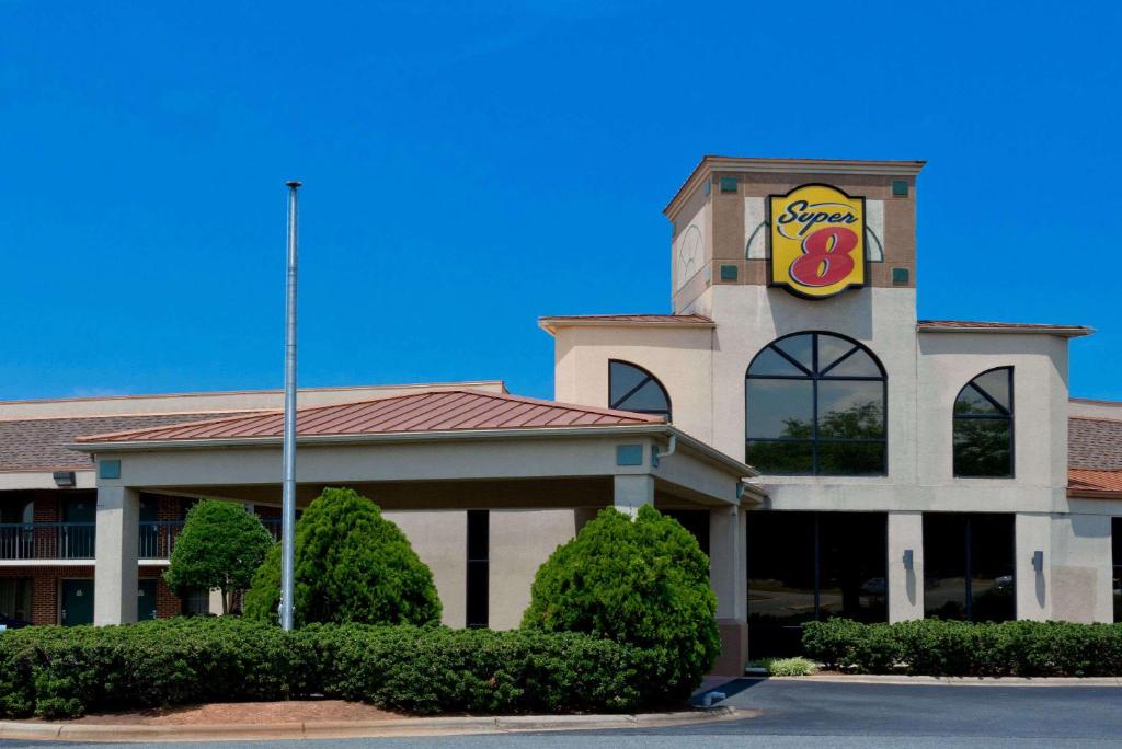 Super 8 by Wyndham Huntersville/Charlotte Area - image 3