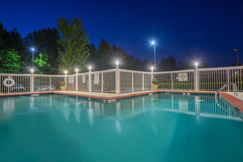 Comfort Suites near Birkdale Village - Huntersville - image 4