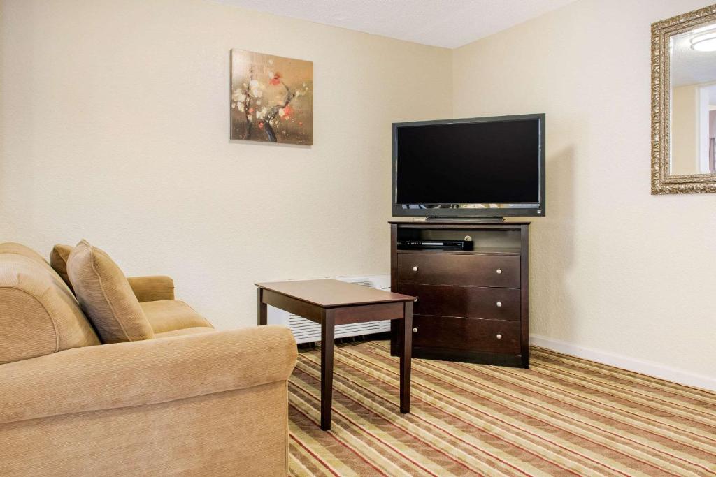 Quality Inn Huntingburg - image 4