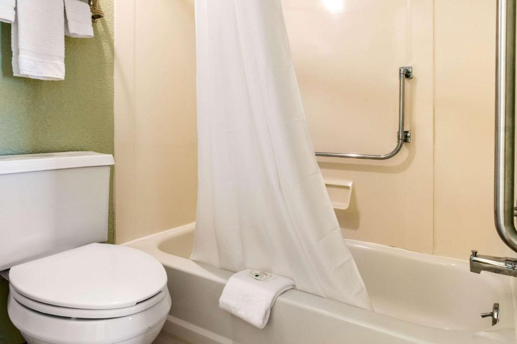 Quality Inn Huntingburg - image 7