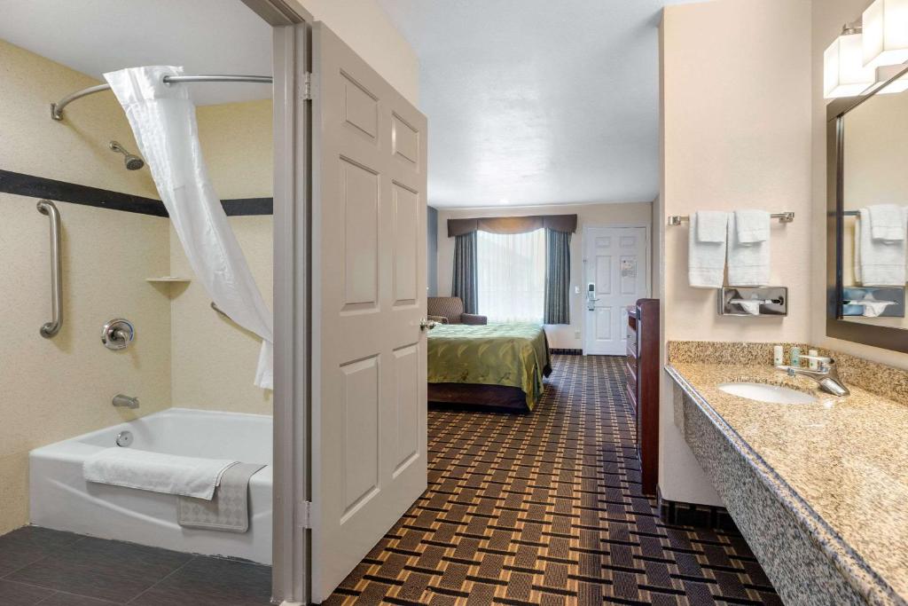 Quality Inn & Suites Huntington Beach - image 6