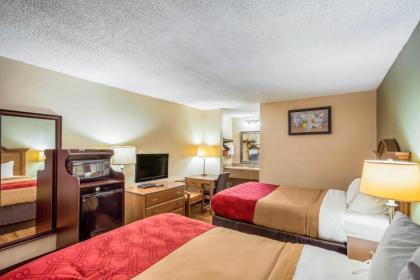 Econo Lodge - image 12