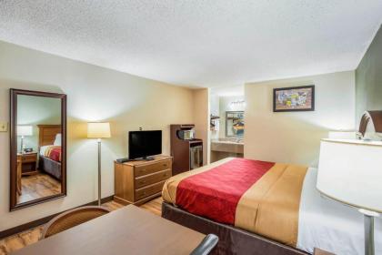 Econo Lodge - image 14