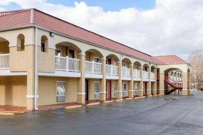 Econo Lodge - image 2