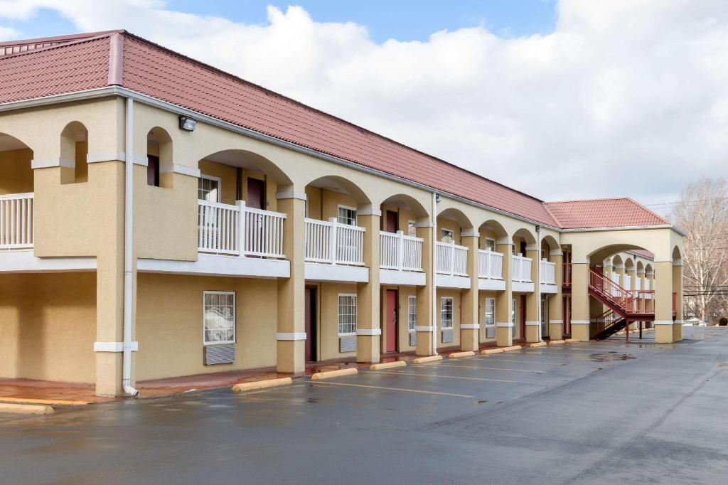 Econo Lodge - image 2