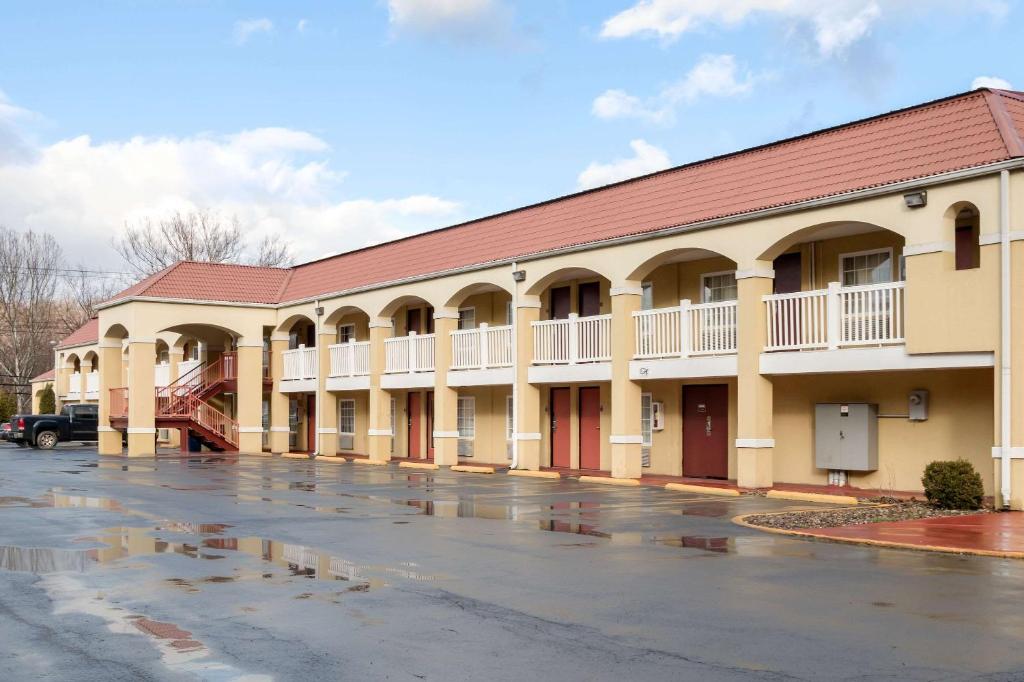 Econo Lodge - image 4