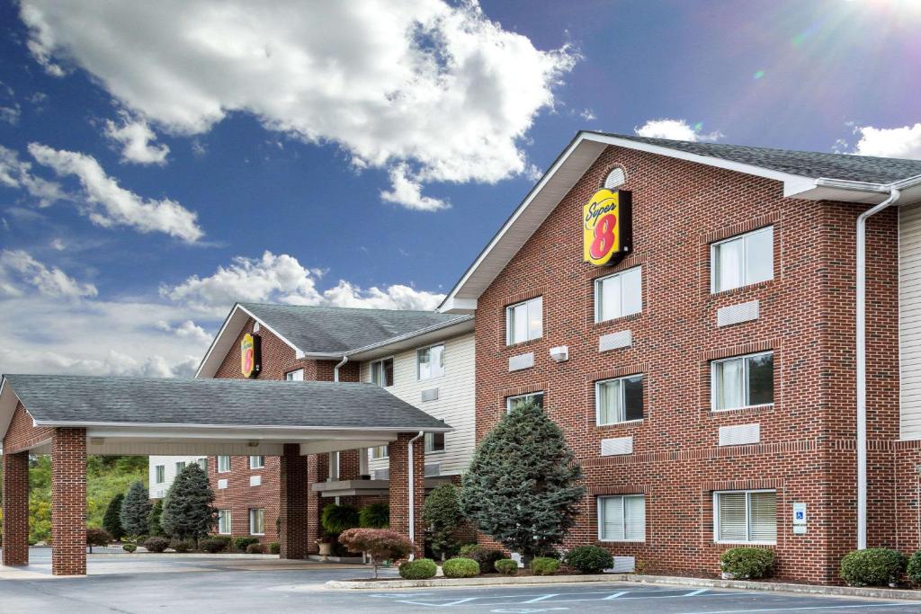 Super 8 by Wyndham Huntington WV - main image