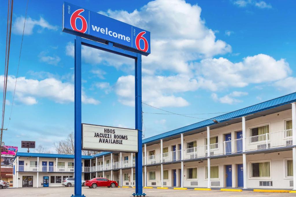 Motel 6-Huntington WV - image 2