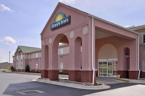 Days Inn & Suites by Wyndham Huntsville - main image