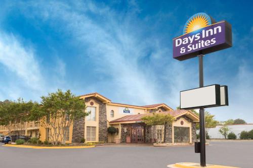 Days Inn & Suites by Wyndham Huntsville Spacecenter - main image