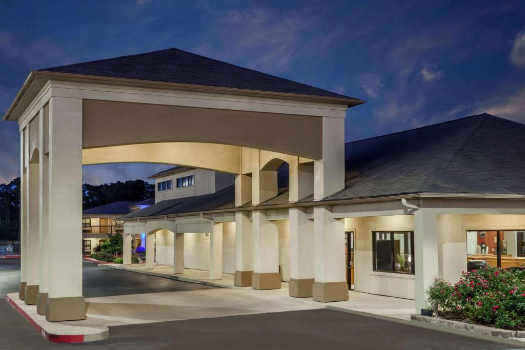 Days Inn & Suites by Wyndham Huntsville - main image