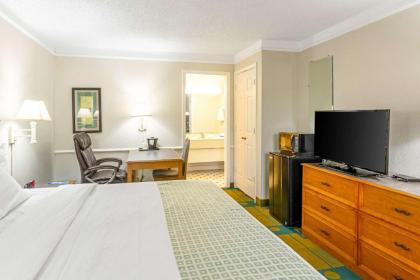 Rodeway Inn - image 15