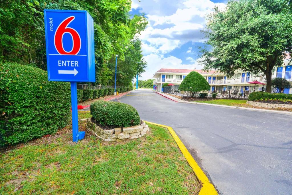 Motel 6-Huntsville TX - main image