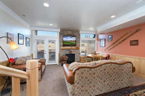 2 Bedroom Huntsville Utah Vacation Rental near Snowbasin LS 19 - main image