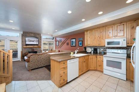 2 Bedroom Huntsville Utah Vacation Rental near Snowbasin LS 19 - image 2