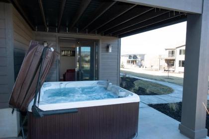 Gorgeous Decor with Private Hot Tub - image 15