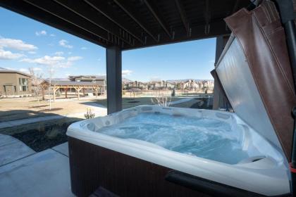 Gorgeous Decor with Private Hot Tub - image 2