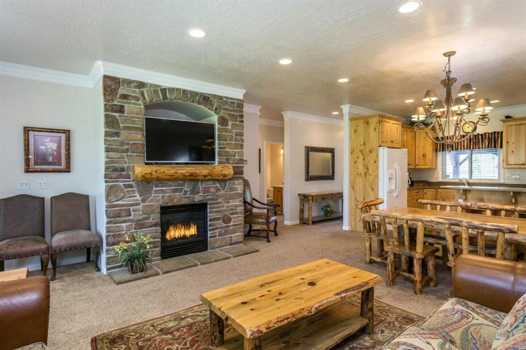 3 Bedroom Condo Just 10 Minutes from Snowbasin ResortLS 15 - main image