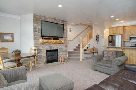 2 Bedroom Condo Vacation Rental in Huntsville Utah LS 18 - image 2