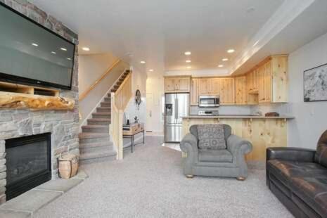 2 Bedroom Condo Vacation Rental in Huntsville Utah LS 18 - image 4