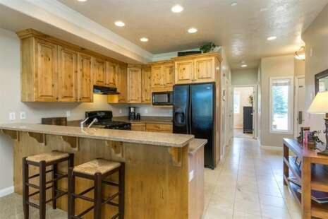 Beautiful Huntsville Vacation Rental 10 Mins from Snowbasin LS 40 - image 4