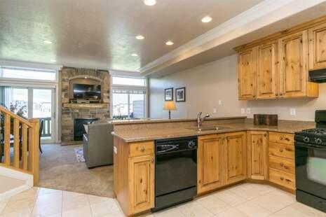 Beautiful Huntsville Vacation Rental 10 Mins from Snowbasin LS 40 - image 6