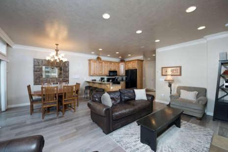 4 Bedroom Luxury Huntsville Utah Vacation Rental - 10 Mins From Snowbasin LS 43 - image 4