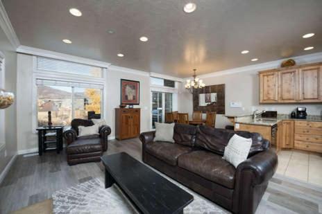 2 Bedroom Luxury Condo near Pineview and Snowbasin - Sleeps 4 LS 43A - image 2