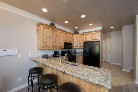 2 Bedroom Luxury Condo near Pineview and Snowbasin - Sleeps 4 LS 43A - image 5