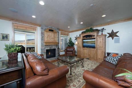 Lakefront Huntsville Utah Lodging Option - 3 Bedroom Sleeps 10 - image 3