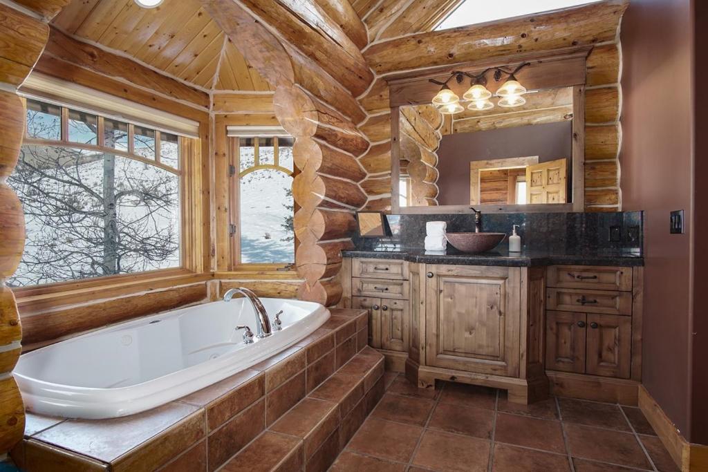 4 Bedroom Mountain Cabin in Huntsville Utah Sleeps 10 Home M - image 2