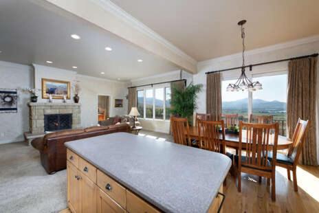 Stunning Views Private Hot Tub Lots of Sleeping Options Close to Powder Mountain T7 - image 5