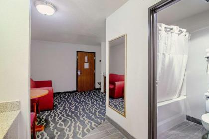 Quality Inn Huron - image 10