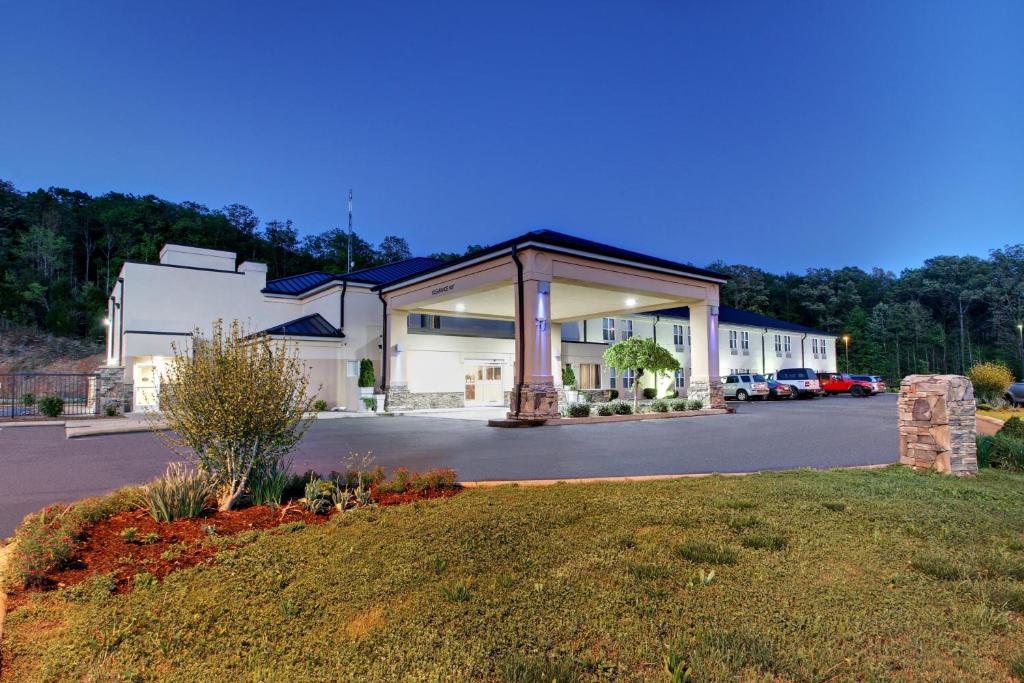 Holiday Inn Express Hurricane Mills Waverly an IHG Hotel - main image