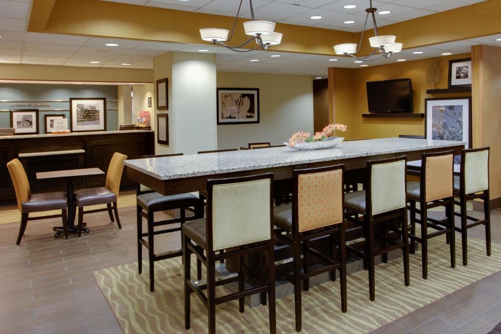 Hampton Inn Winfield Teays Valley - image 5