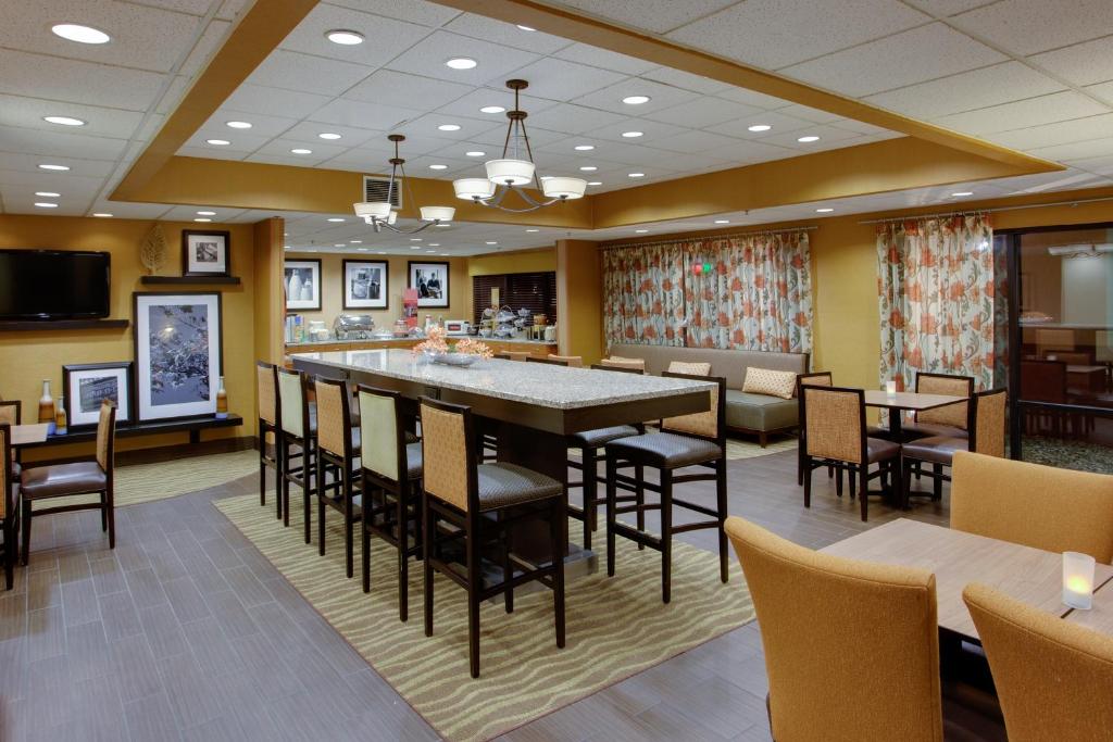 Hampton Inn Winfield Teays Valley - image 6