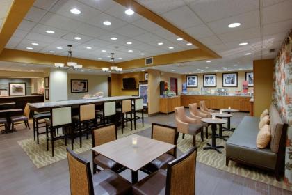 Hampton Inn Winfield Teays Valley - image 8