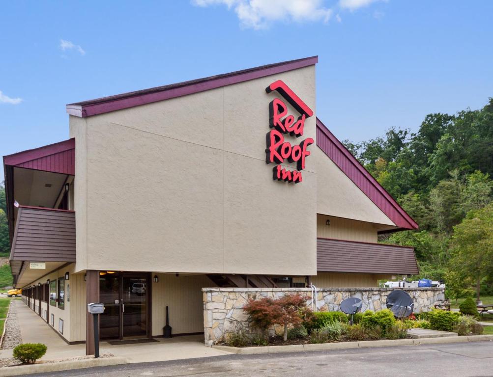 Red Roof Inn Charleston West - Hurricane WV - image 3