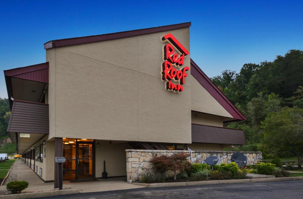 Red Roof Inn Charleston West - Hurricane WV - image 4