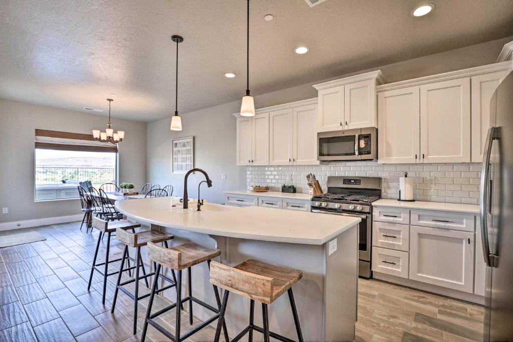 Newly Constructed Zion Village Townhome with Hot Tub - image 6