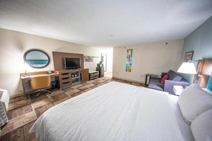 Hampton Inn Hutchinson - image 14