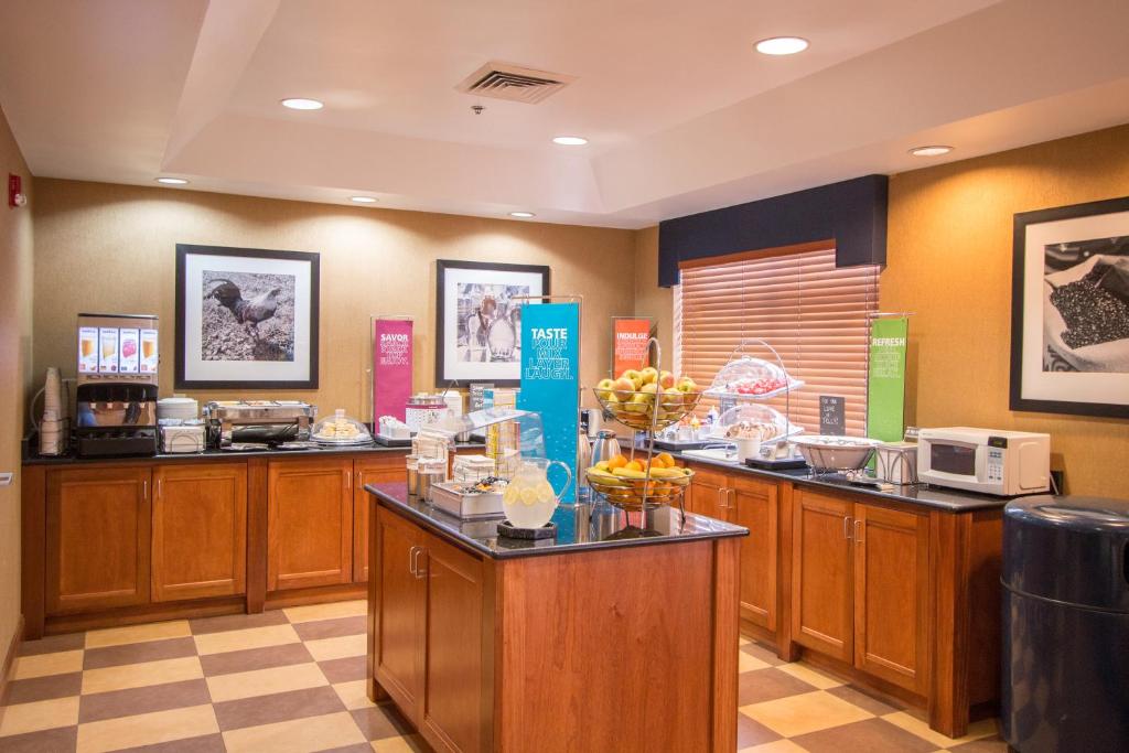 Hampton Inn Hutchinson - image 3