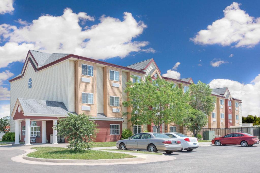 Days Inn & Suites by Wyndham Hutchinson - main image