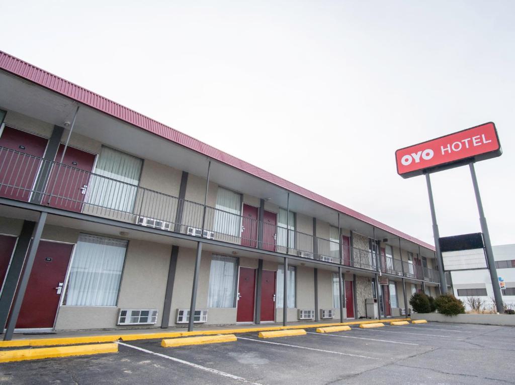 OYO Hotel Hutchinson KS West 4th Ave - image 2