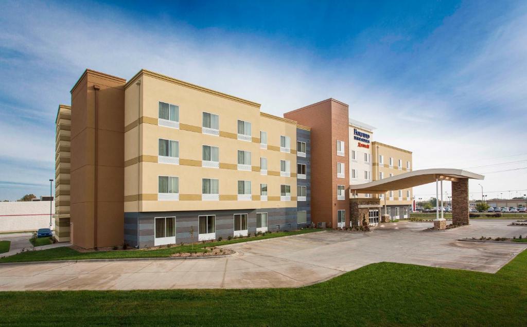 Fairfield Inn and Suites Hutchinson - image 2